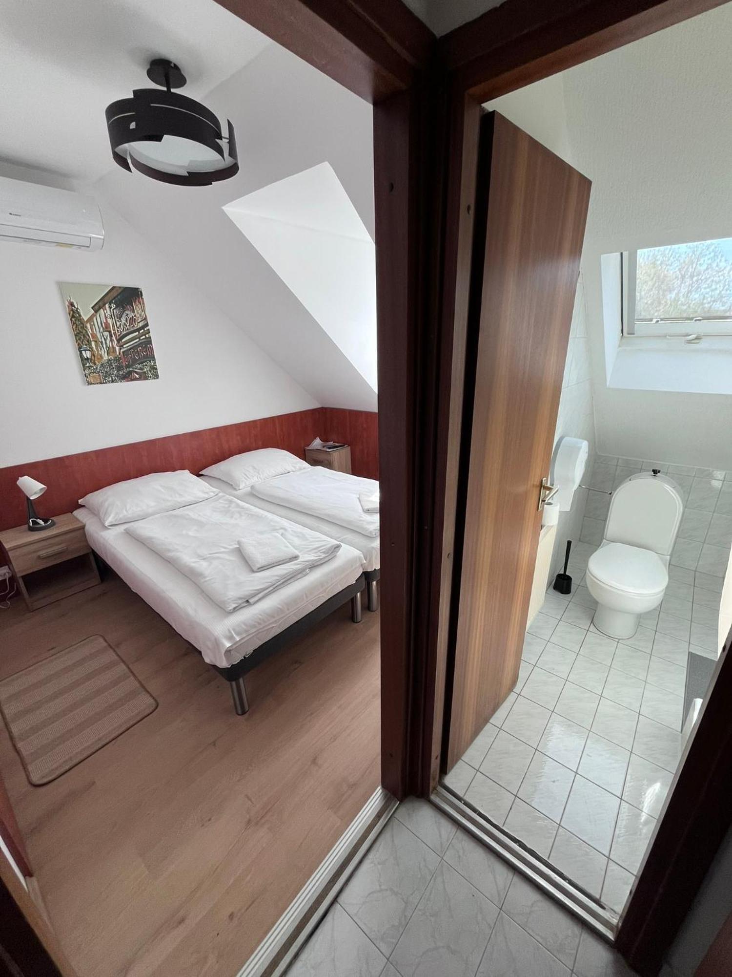 Majus 1 Vendeghaz - Torony Hotel Exterior photo